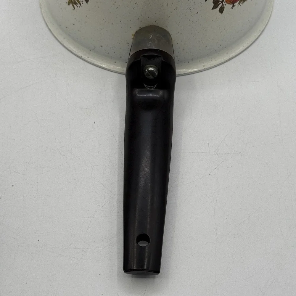 Vintage‎ 1970's Enamel 2 Quart Aluminum Pot W/Lid Fruit & Vegetable Medley USA